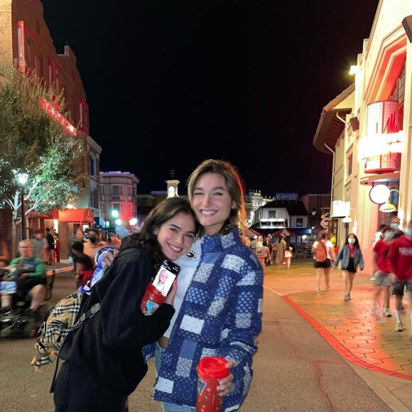 Bruna Marquezine e Sasha Meneghel se divertem em parque de Orlando