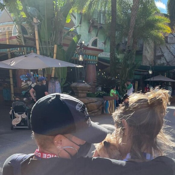 Xuxa abraça Sasha em passeio. 'É lindo ver que, depois de tanto glamour, a Xuxa pode ter essa vida simples ao lado das pessoas que ela ama', disse um seguidor