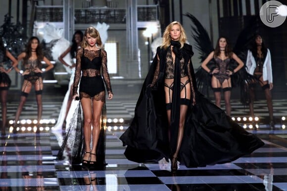 Taylor Swift e Karlie Kloss desfilam na passarela do Victorias's Secret Fashion Show