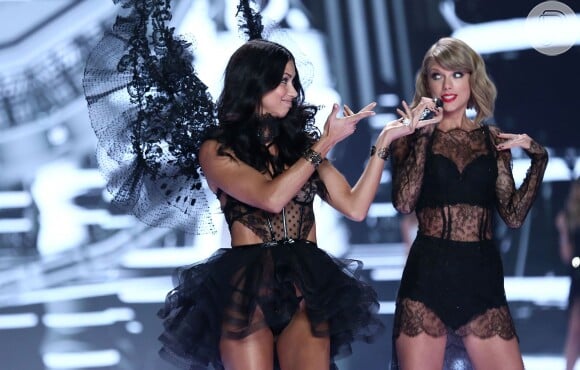 Taylor Swift canta enquanto Adriana Lima desfila no Victoria's Secret Fashion Show