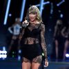 Taylor Swift usou dois looks no Victoria's Secret Fashion Show