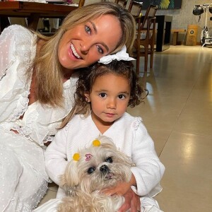 Ticiane Pinheiro postou foto com a filha caçula, Manuella, no Réveillon