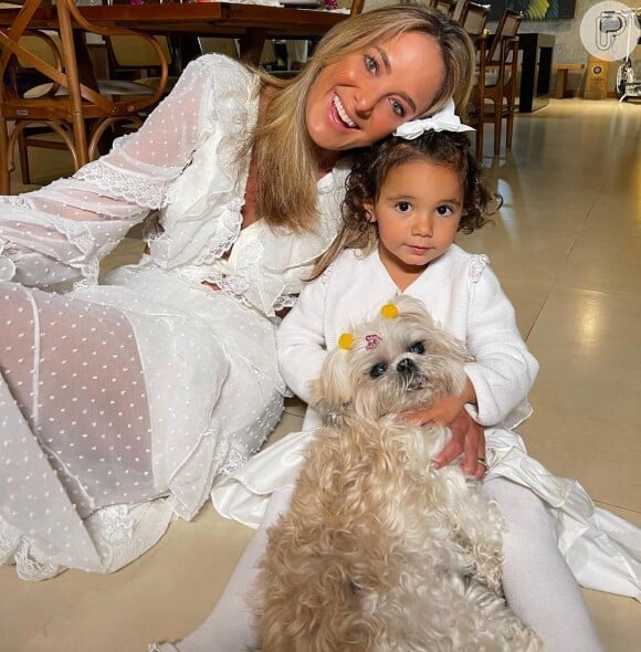 Ticiane Pinheiro postou foto com a filha caçula, Manuella, no Réveillon