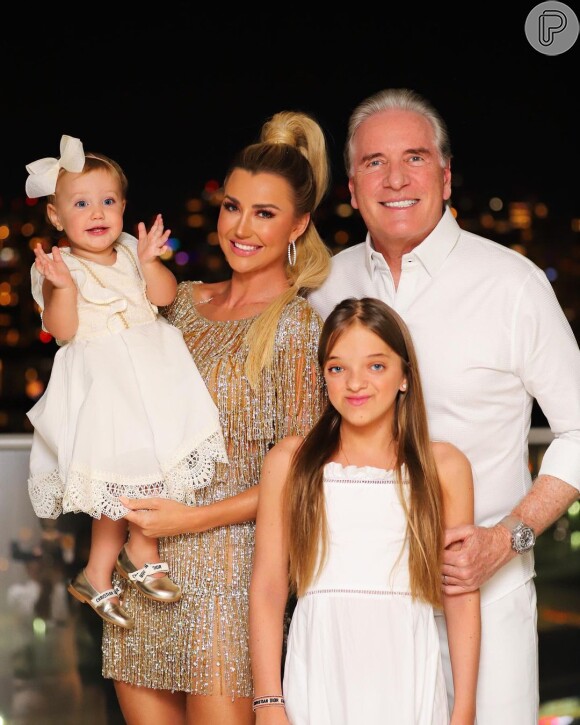 Roberto Justus passou o Ano Novo com Ana Paula Siebert e as filhas Vicky e Rafaella Justus em Miami