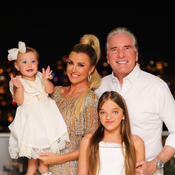 Roberto Justus passou o Ano Novo com Ana Paula Siebert e as filhas Vicky e Rafaella Justus em Miami