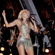 Miley Cyrus também apostou na trend do metalizado para o especial de Réveillon