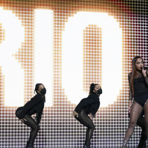 Anitta escolheu look preto nada básico para apresentação especial na TV dos Estados Unidos