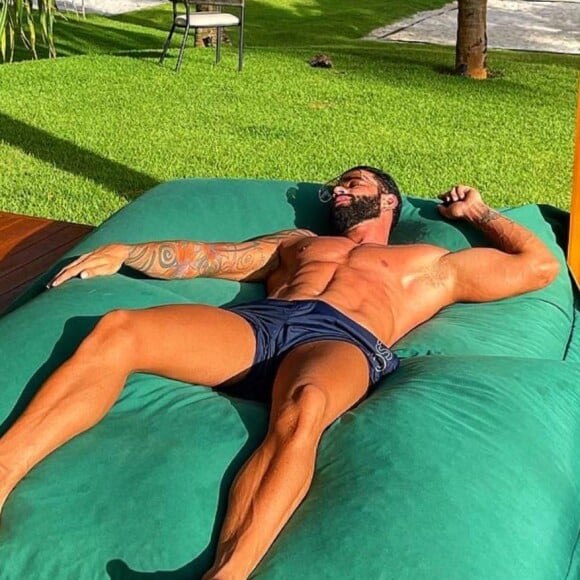 Gusttavo Lima exibe corpo sarado em foto