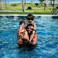 Gusttavo Lima brinca na piscina com filhos, Gabriel e Samuel