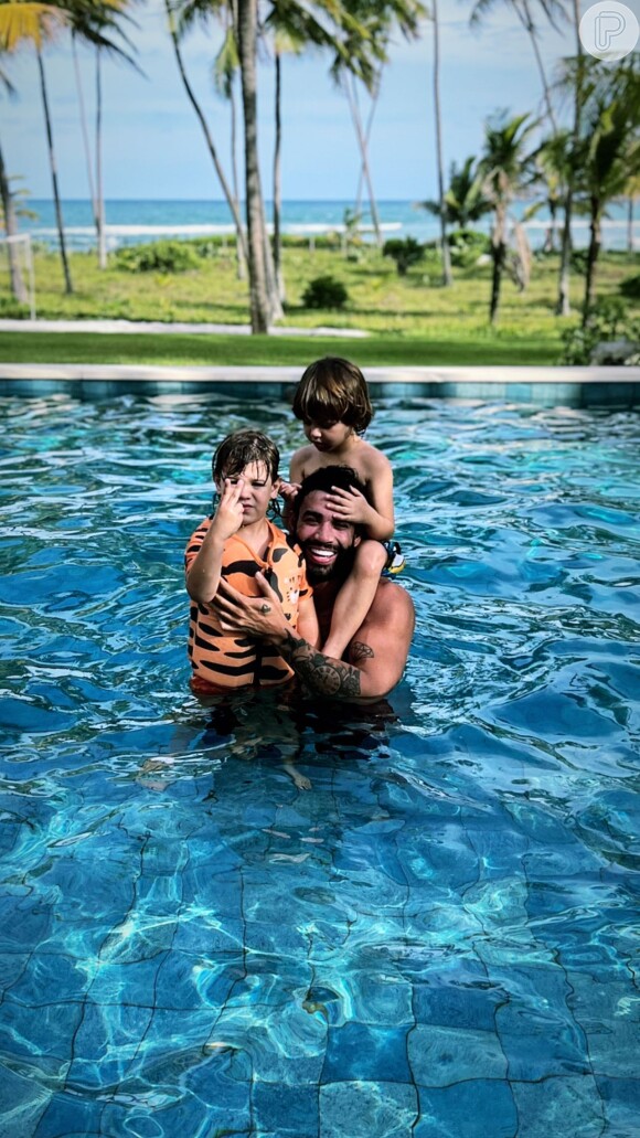 Gusttavo Lima brinca na piscina com filhos, Gabriel e Samuel