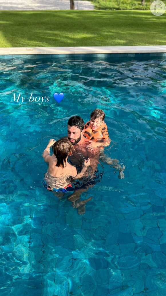 Andressa Suita derrete-se por Gusttavo Lima e filhos em foto na piscina: 'My boys'