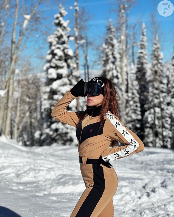 Anitta mostrou suas habilidades com esqui na neve