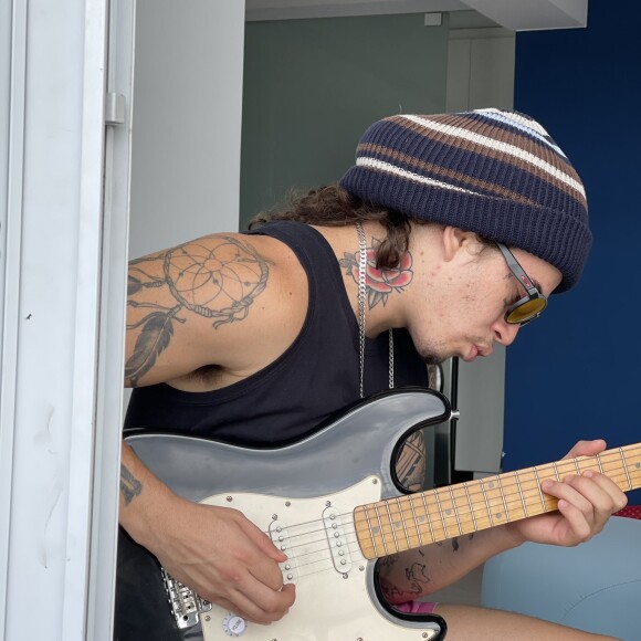 Whindersson irá pôr para leilão uma guitarra antiga