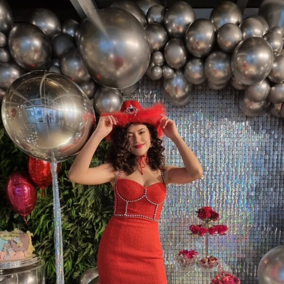 Maisa usou um look vermelho no aniversário de 19 anos