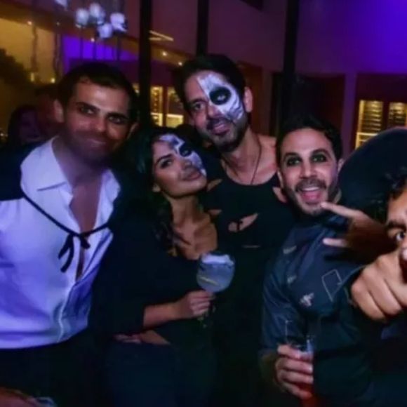 Munik Nunes e Paulo Simão comemoraram o Halloween juntos em uma confraternização na casa dele, no Guarujá, litoral de São Paulo