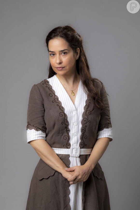 Novela 'Além da Ilusão': Isadora (Larissa Manoela) aprende a costurar com a tia, Heloísa (Paloma Duarte)