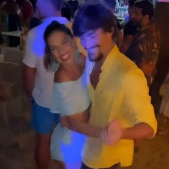Mariana Rios e Bruno Montaleone curtiram festa com música ao vivo e dançaram