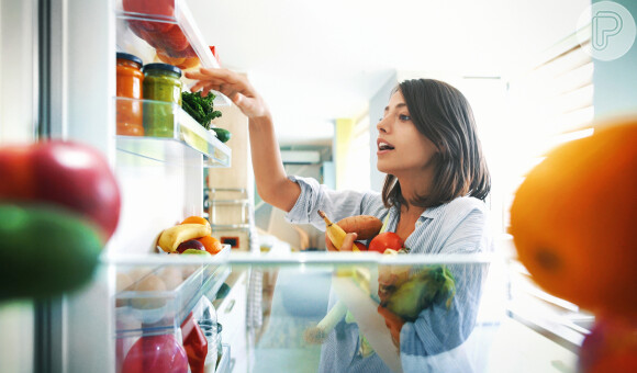 Mantenha um estoque de comidas saudáveis em casa: dessa forma, você irá priorizá-las frente às industrializadas