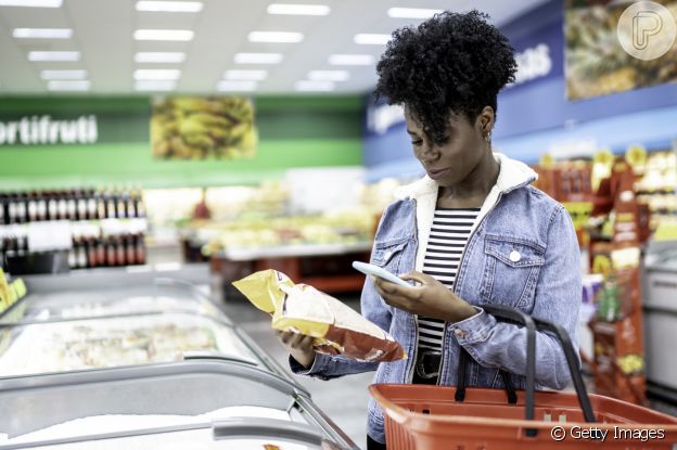 Evite ir às compras com fome: dessa forma, evita a compra de alimentos que são pouco saudáveis
