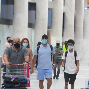 Paolla Oliveira, Diogo Nogueira e Davi Nogueira desembarcam no aeroporto Santos Dumont