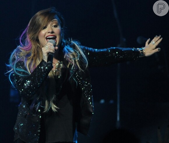 Demi Lovato caiu de bumbum no palco durante show no Rio de Janeiro e se confundiu ao agradecer a presença do público no final do espetáculo: 'Brigadeiro!' ao invés de dizer 'obrigada'