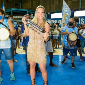 Gabi Martins tocou tamborim e ousou nos passos de samba