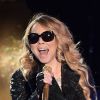 Mariah Carey também usou sobretudo preto e óculos escuros no show
