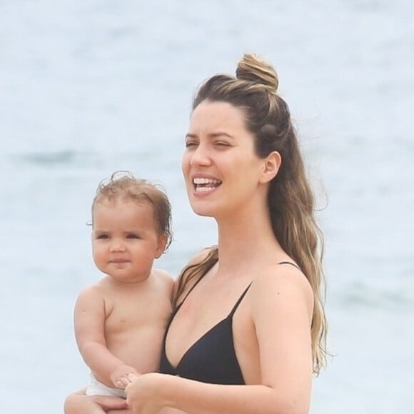 Nathalia Dill levou a filha, Eva, 1 ano, e o noivo, Pedro Curvello, à praia da Barra da Tijuca, Zona Oeste do Rio de Janeiro em janeiro de 2022