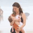 Nathalia Dill e a filha, Eva, 1 ano, curtiram dia de praia
