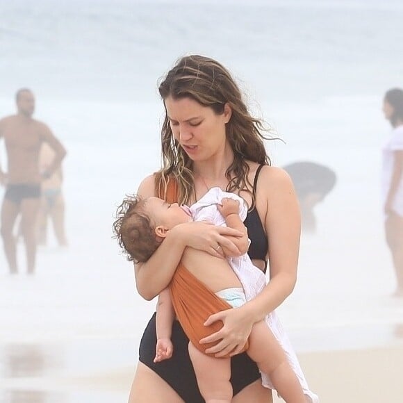 Nathalia Dill e a filha, Eva, 1 ano, curtiram dia de praia