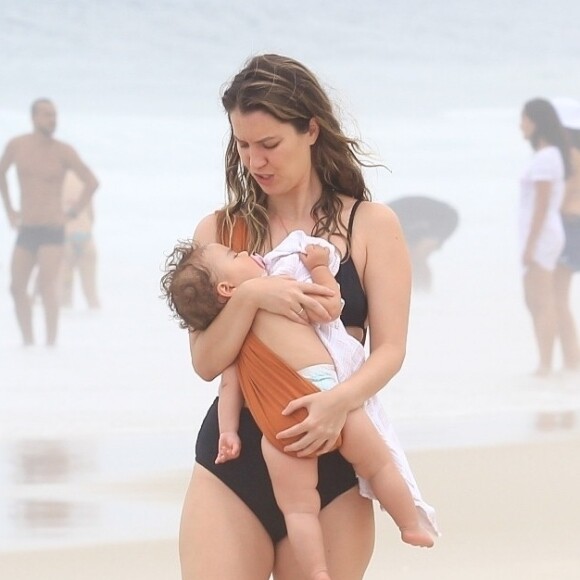 Nathalia Dill ninou a filha, Eva, 1 ano, fruto de seu noivado com o músico Pedro Curvello