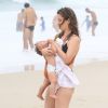 Nathalia Dill embalou a filha, Eva, 1 ano, durante ida à praia