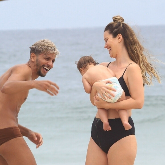 Nathalia Dill brincou com a filha, Eva, 1 ano, em praia do Rio de Janeiro