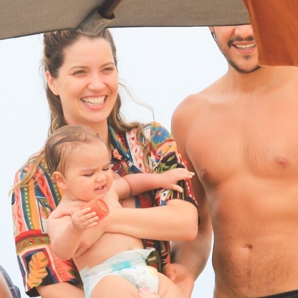 Filha de Nathalia Dill e Pedro Curvello, Eva chamou atenção no colo da mãe