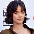  Rihanna muda radicalmente o visual sem arriscar o cabelo natural com cortes, químicas ou tinturas 