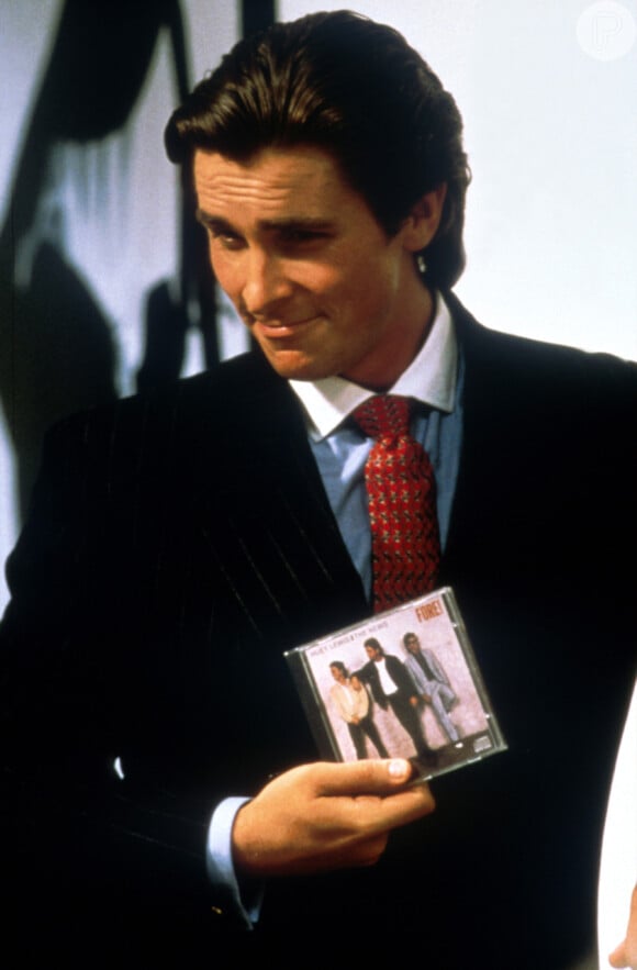 Patrick Bateman é o assassino sanguinário do filme 'Psicopata Americano', lançado em 2000. Quem dá vida ao serial killer bonitão é o ator Christian Bale