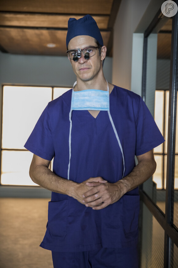 Guilherme (Mateus Solano) se apavora ao ver a Morte (A Maia) durante cirurgia no capítulo de quarta-feira, 2 de fevereiro de 2022 da novela 'Quanto Mais Vida, Melhor!'