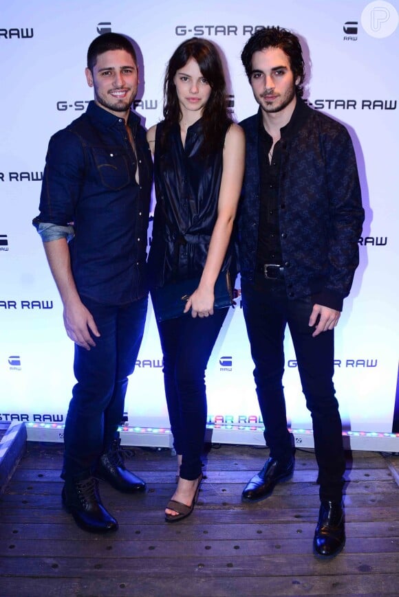 No sábado, 29 de dezembro, ele usou camisa, calça e casaco pretos para prestigiar ao lado de Daniel Rocha e Laura Neiva o lançamento de uma grife no Rio de Janeiro
