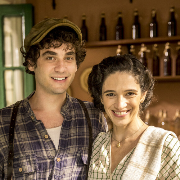 Na novela 'Além da Ilusão', Lorenzo (Guilherme Prates) é apaixonado por Letícia (Maria Luiza Galhano/Larissa Nunes, na foto), e decide se alistar na Guerra ao saber do noivado dela com Bento (Pedro Guilherme Rodrigues/Matheus Dias). É filho de Giovanna Martinelli (Roberta Gualda)