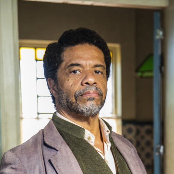 Na novela 'Além da Ilusão', Abílio Nogueira (Luciano Quirino) é o pai de Bento (Pedro Guilherme Rodrigues/Matheus Dias