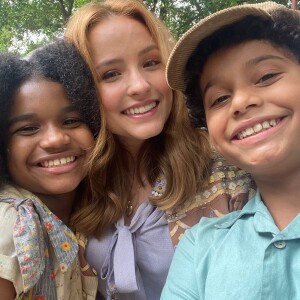 Novela 'Além da Ilusão': Larissa Manoela (Isadora) posa com Vivi Sabino (Madalena) e Nicolas Parente (João)