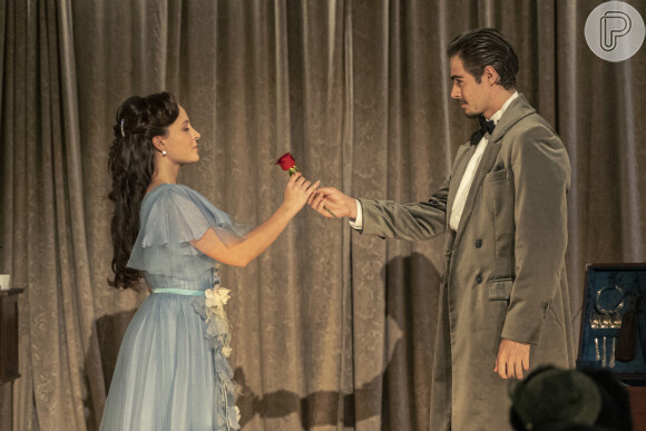 Elisa (Larissa Manoela) e Davi (Rafael Vitti) engatam namoro na novela 'Além da Ilusão' para revolta do pai dela, Matias (Antonio Calloni)