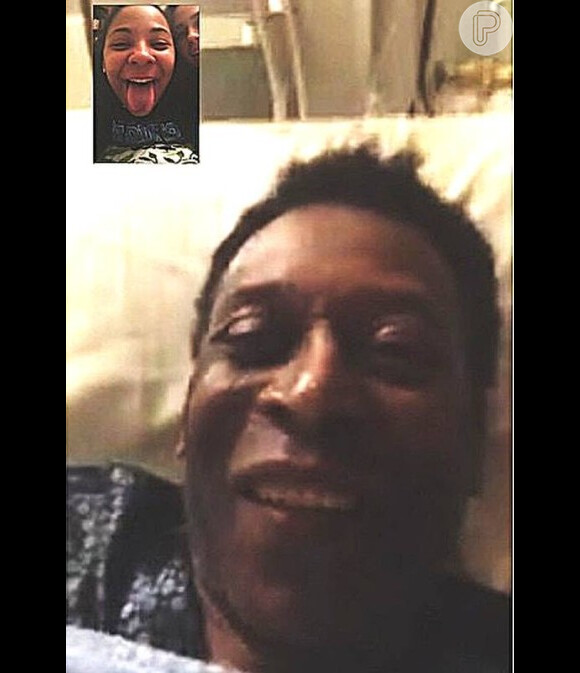 Pelé conversa com a filha por Facetime (videoconferência), em 4 de dezembro de 2014