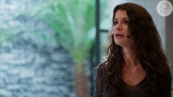 Bárbara (Alinne Moraes) humilha a família de Érica (Fernanda de Freitas) na novela 'Um Lugar ao Sol' e se revolta ao descobrir que o pai quer casar com a personal