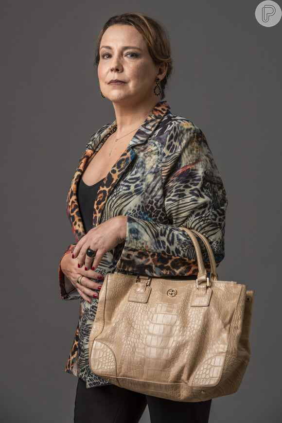 Elenice (Ana Beatriz Nogueira) é expulsa do casamento de Santiago (José de Abreu) pelo empresário na novela 'Um Lugar ao Sol'