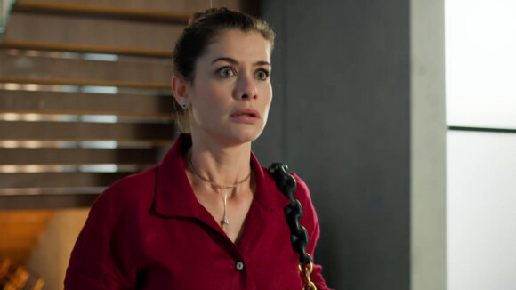 Bárbara (Alinne Moraes) se choca ao descobrir que o pai, Santiago (José de Abreu), vai se casar com Érica (Fernanda de Freitas) na novela 'Um Lugar ao Sol'