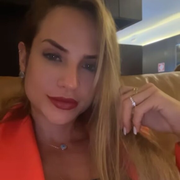 Gabi Martins acendeu os boatos de noivado com Tierry após aparecer com um anel brilhante