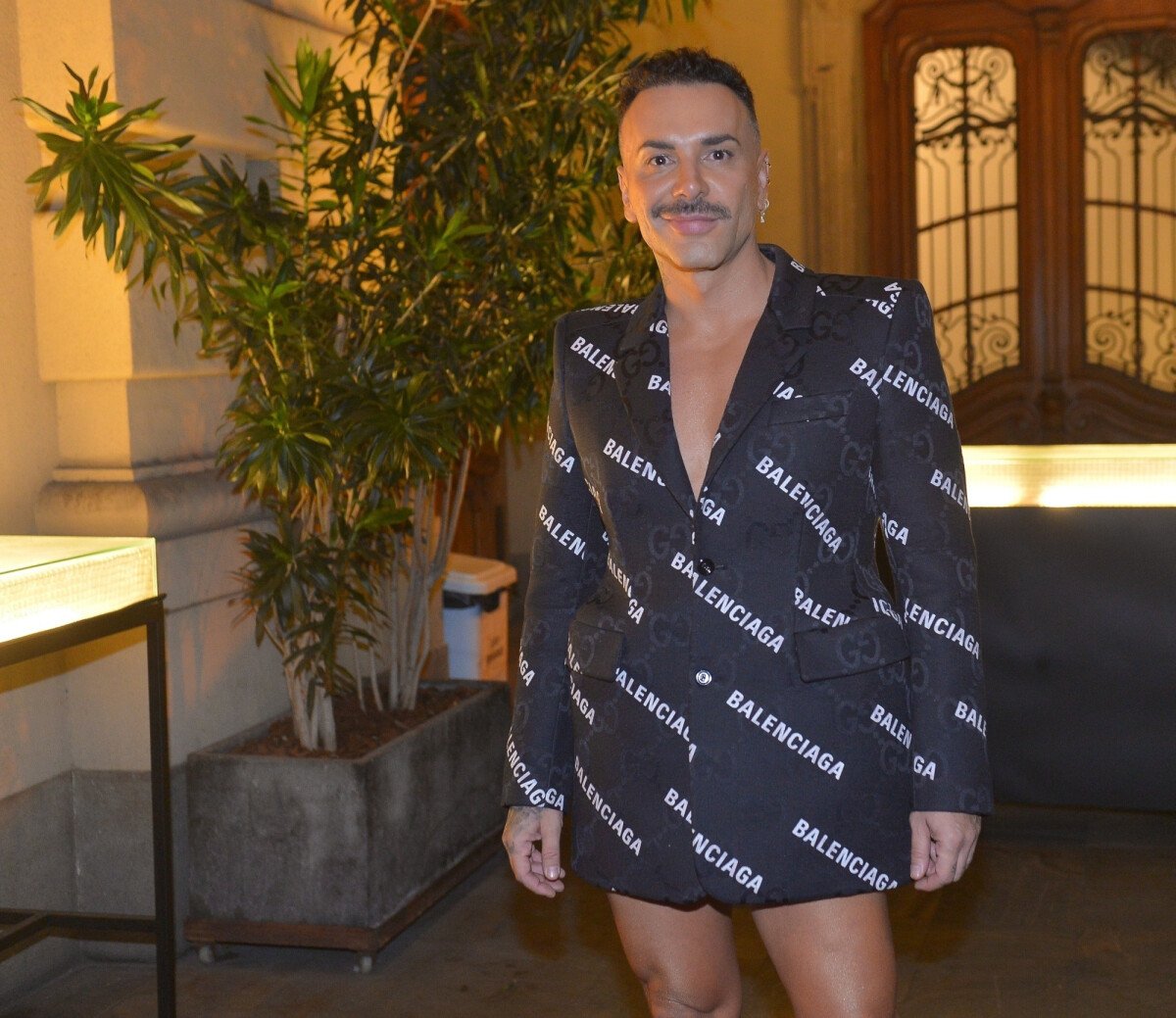 Foto Matheus Mazzafera escolheu um look grifado para o aniversário de
