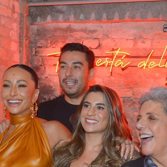 Sabrina Sato, a mãe Kika Sato e os irmãos Karin e Karina Sato no aniversário de 41 anos da apresentadora