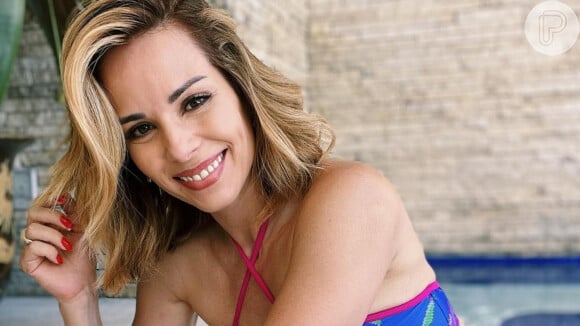 De biquíni, Ana Furtado posou na piscina de sua casa no Rio de Janeiro